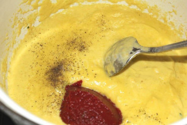 Рецепт - Икра кабачковая - Шаг 6 -  Берем толстую кастрюлю, перекладываем икру в нее, добавляем сахара, соли, специй, томатной пасты. И на слабом огне тушим около 20-25-ти минут под крышкой. Периодически заглядываем и размешиваем.Огонь выключаем оставляем остывать. Подаем охлажденной. Я раскладываю по банкам и держу в холодильнике.