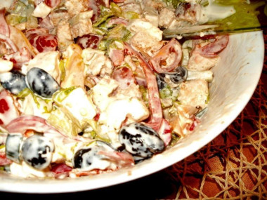 Салат итальянский с гренками, помидорами черри и сыром