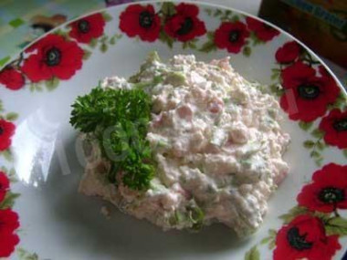 Салат творог с зеленью чесноком и помидорами