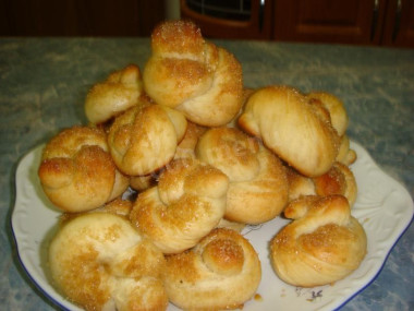 Медовые плюшки с сахаром из дрожжевого теста