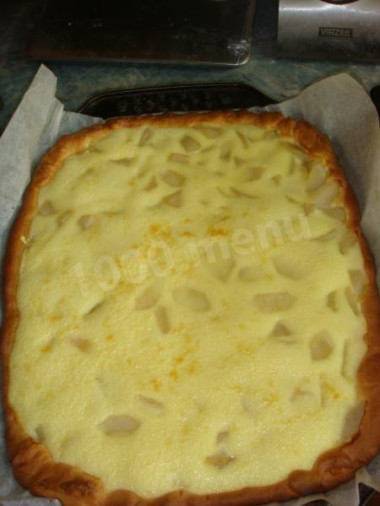 Два пирога с грушами и яблоками