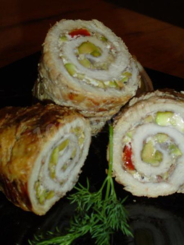 Рулет из грудинки с фисташками