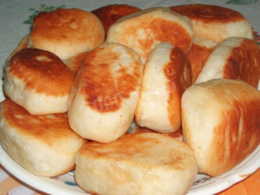 Жареные пирожки из теста на молоке с картошкой