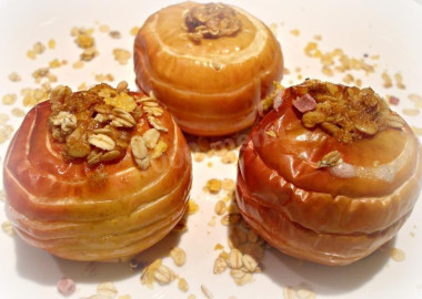 Печеные яблоки в духовке с мюсли десерт