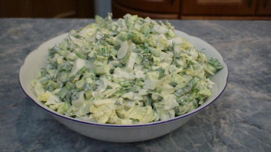 Зеленый салат из огурцов с луком