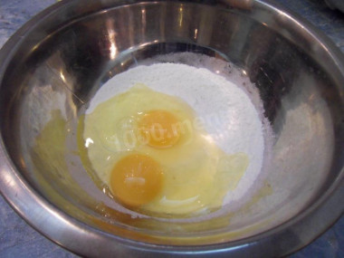 Рецепт - Йоркширский пудинг - Шаг 1 - Сначала в глубокую миску просеиваем муку, добавляем соль и вбиваем яйца. Как испечь вкусный и воздушный йоркширский пудинг? Поделюсь своим опытом: для этого теста яйца должны быть комнатной температуры, поэтому нужно заранее достать их из холодильника и оставить в теплом месте на какое-то время.