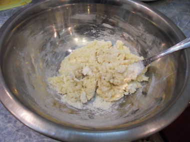 Рецепт - Йоркширский пудинг - Шаг 2 -  Замешиваем муку с яйцами вилкой до загустения.