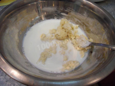 Рецепт - Йоркширский пудинг - Шаг 3 -  Вливаем теплое молоко и замешиваем венчиком жидкое тесто, которое по всем параметрам похоже на привычное нам блинное. Такой способ замеса теста позволит нам избежать появления нежелательных комочков. Также можно упростить процесс приготовления теста: для этого просто смешиваем все продукты в глубокой миске и замешиваем тесто миксером или блендером с насадкой &quot