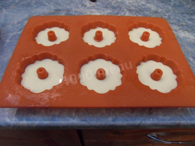 Рецепт - Йоркширский пудинг - Шаг 7 -  Для выпечки пудингов будем использовать формочки для кексов, которые у вас есть под рукой: силиконовые, алюминиевые, бумажные, тефлоновые. У меня силиконовые двух видов. От величины ячеек будет зависеть величина и количество пудингов.