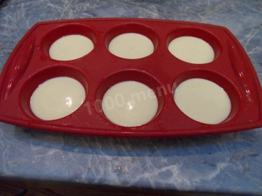 Рецепт - Йоркширский пудинг - Шаг 8 -  Формочки предварительно разогреваем в духовке - это нужно для того, чтобы в донышке не образовалась дырочка. Прогретые формы смазываем растительным или растопленным сливочным маслом. Если ваш выбор пал на сливочное масло, то вы можете перед прогреванием формы положить в каждую ячейку по небольшому кусочку и оно само расстает.