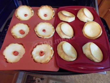 Рецепт - Йоркширский пудинг - Шаг 9 -  Заполняем тестом формочки, но не до краев, а на 1/2, так как во время выпечки тесто хорошо поднимется.