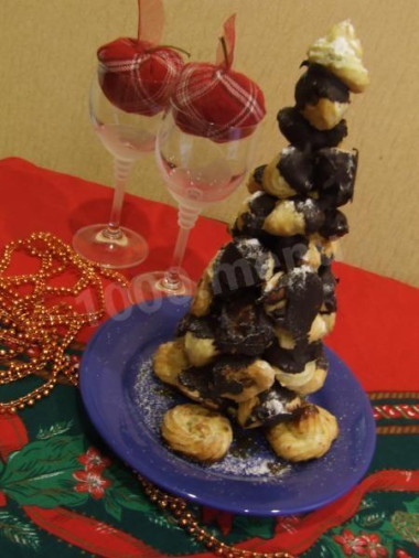 Шоколадная елка из профитролей Croquembouche