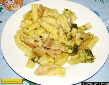 Макароны с курицей и брокколи под сырным соусом