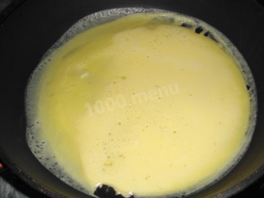 Рецепт - Салат Курортный  с яичными блинами - Шаг 3 -  Блинчик на сковороде