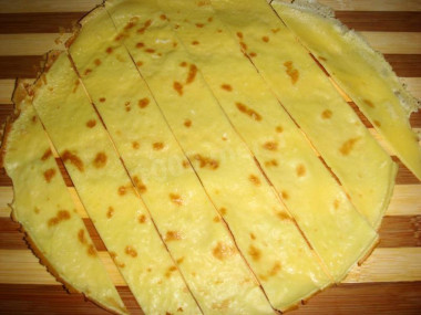 Рецепт - Салат Курортный  с яичными блинами - Шаг 5 -  Порезать на ленточки