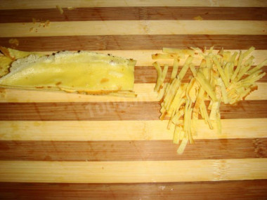 Рецепт - Салат Курортный  с яичными блинами - Шаг 6 -  Порезать соломкой