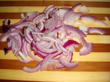 Рецепт - Салат Курортный  с яичными блинами - Шаг 7 -  Красный салатный лук