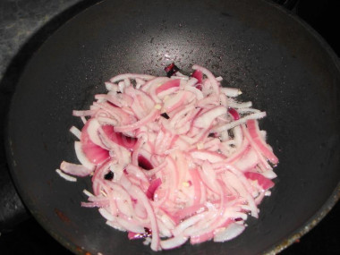 Рецепт - Салат Курортный  с яичными блинами - Шаг 8 -  Обжаренный лук