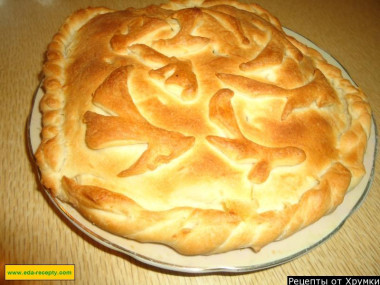 Пирог из слоеного теста с мясом и зеленым луком
