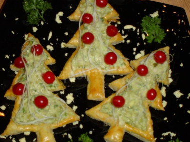 Закусочные слойки Новогодние елки