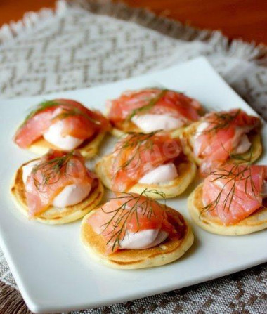 Мини-блинчики с лососем и острым кремом