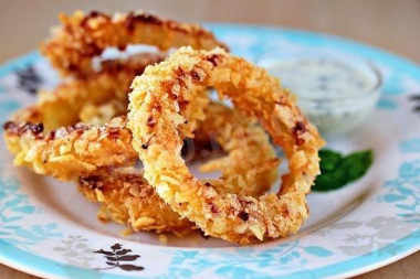 Луковые кольца в чипсах закуска к пиву и белому вину