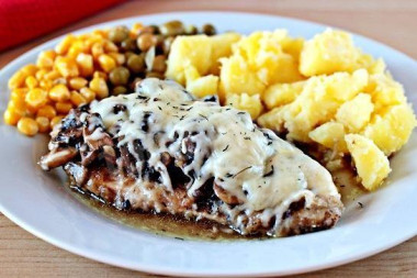 Куриная грудка с грибами и сыром с травами