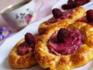 Сырники на манке в духовке с ягодами и мягким сыром