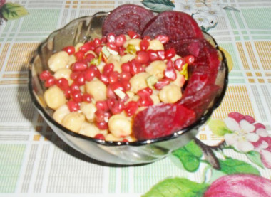 Салат с нутом, свеклой и гранатом