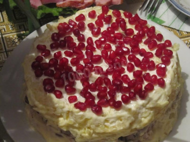 Салат с курицей, шампиньонами, гранатом и сыром