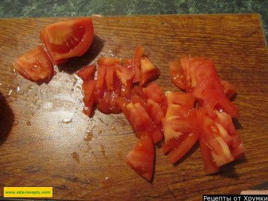 Рецепт - Салат с сухариками, колбасой и помидорами - Шаг 2 -  Помидоры разрезать на 4 части и затем нарезать тонкими ломтиками.