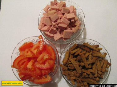 Рецепт - Салат с сухариками, колбасой и помидорами - Шаг 3 -  Вареную колбасу нарезать брусочками такого размера, как сухарики.Колбасы, помидоров и сухариков должно быть поровну.