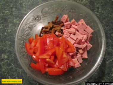 Рецепт - Салат с сухариками, колбасой и помидорами - Шаг 4 -  Все смешать