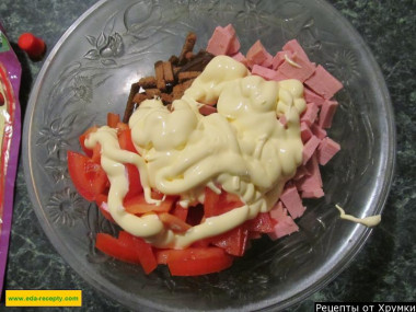 Рецепт - Салат с сухариками, колбасой и помидорами - Шаг 5 -  заправить майонезом.