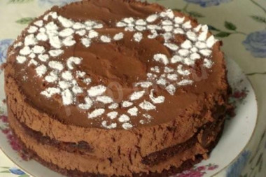 Шоколадный торт с грушами