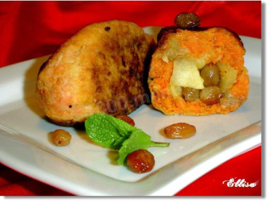 Постные морковные котлеты с начинкой из сухофруктов и яблок