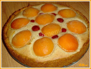 Пирог с абрикосами и черешней