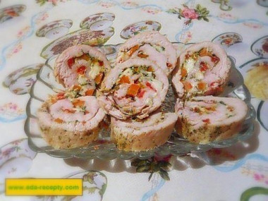 Рулет куриный с сыром и морковью в духовке