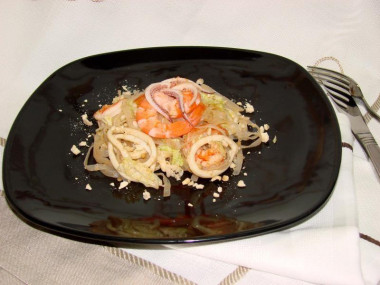 Салат с рисовой лапшой