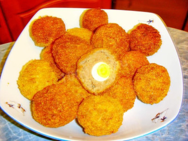 Мясные шарики с яйцом