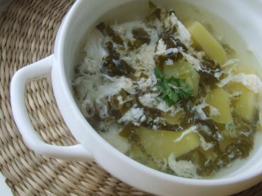 Зеленые щи из щавеля с картошкой и яйцом без мяса