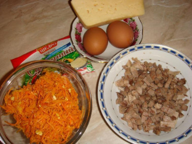 Рецепт - Салат Влюбленный Бунито - Шаг 1 - Морковь либо готовим по-корейски, либо покупаем готовую.Нарезаем отваренный язык соломкой, трем на крупной терке сыр. Белки и желтки по отдельности натираем на терке мелкой.