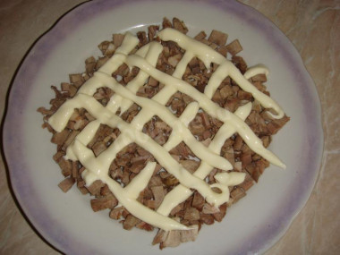 Рецепт - Салат Влюбленный Бунито - Шаг 2 -  На блюде выкладываем слоями:- язык + майонез