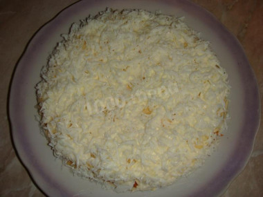 Рецепт - Салат Влюбленный Бунито - Шаг 5 -  Верх салата засыпаем белком.