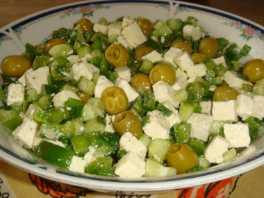 Зелёный греческий салат с сыром фета