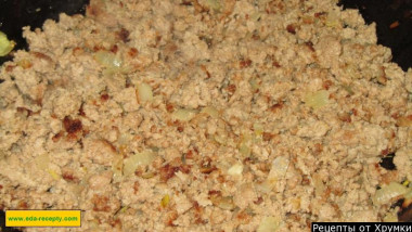 Рецепт - Кабачки фаршированные мясом запеченные в духовке - Шаг 2 -  Готовим начинку для наших кабачков. Для этого нам нужно на сковороде с растительным маслом обжарить фарш с очищенным и измельченным луком до готовности обоих составляющих.