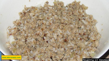 Рецепт - Кабачки фаршированные мясом запеченные в духовке - Шаг 3 -  Готовый фарш смешиваем с отварным рисом. Для приготовления риса можно использовать мультиварку или обычную кастрюльку. Кстати, брать лучше круглозернистый рис, так как длиннозернистый более сухой и для фарша хуже подходит. Добавляем в фарш соль и разные специи по своему вкусу, перемешиваем. Начинка готова, перекладываем ее в миску и даем как следует остыть.