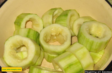 Рецепт - Кабачки фаршированные мясом запеченные в духовке - Шаг 4 -  Далее готовим кабачки. Очищаем их от кожуры с помощью ножа, вынимаем сердцевину с семечками и нарезаем толстыми колечками - примерно в два пальца толщиной.