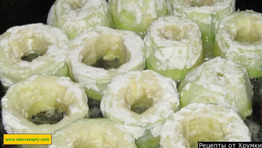 Рецепт - Кабачки фаршированные мясом запеченные в духовке - Шаг 5 -  Обмакиваем кабачковые кольца в муке.