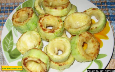 Рецепт - Кабачки фаршированные мясом запеченные в духовке - Шаг 6 -  Наливаем на сковороду растительное масло, прогреваем его и выкладываем наши заготовки. Слегка обжариваем их с двух сторон до появления золотистой корочки и до состояния полуготовности.